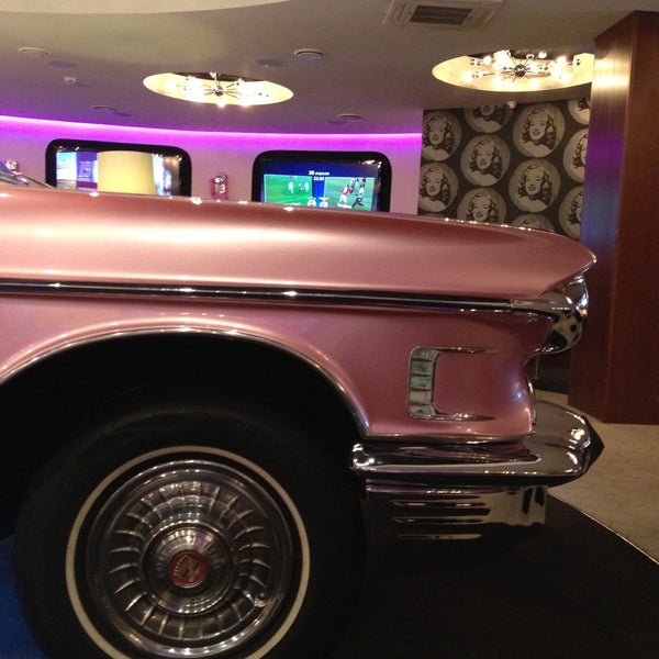 Foto tirada no(a) The Pink Cadillac por Ksenia V. em 4/21/2013