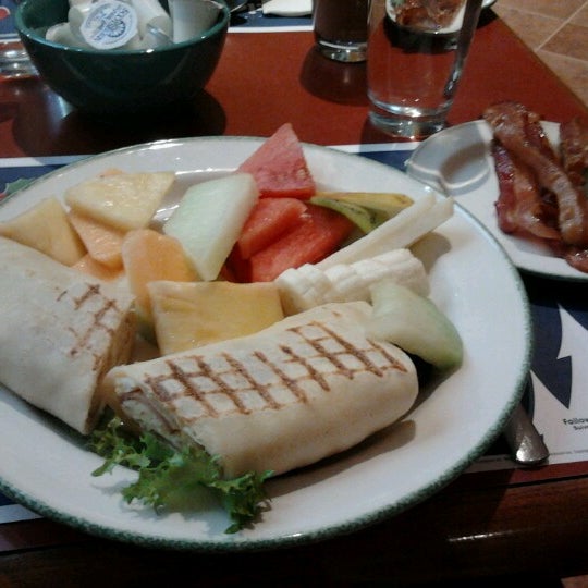 รูปภาพถ่ายที่ Cora&#39;s Breakfast &amp; Lunch โดย Livia P. เมื่อ 12/8/2012