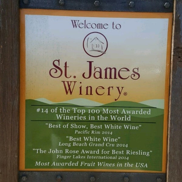 Foto tirada no(a) St. James Winery por Colleen D. em 4/23/2017