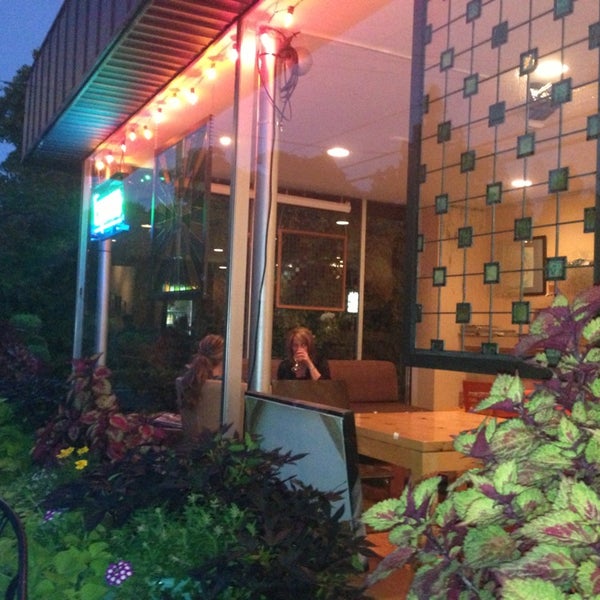 9/18/2013にdan e.が2 Alices Coffee Loungeで撮った写真
