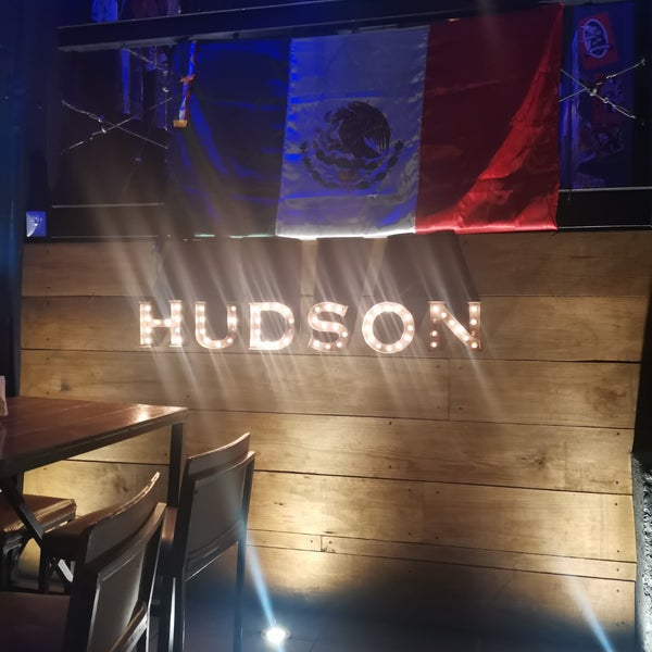 Foto tirada no(a) Hudson Bar por Andi S. em 9/16/2022