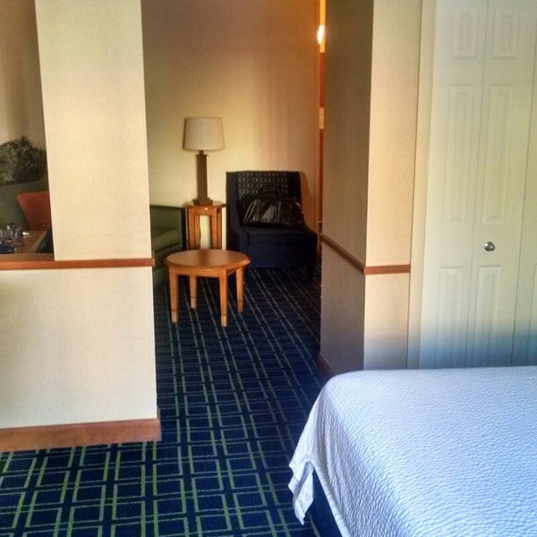 Photo taken at Fairfield Inn &amp; Suites Orlando Near Universal Orlando Resort by Beatriz Q. on 11/28/2014