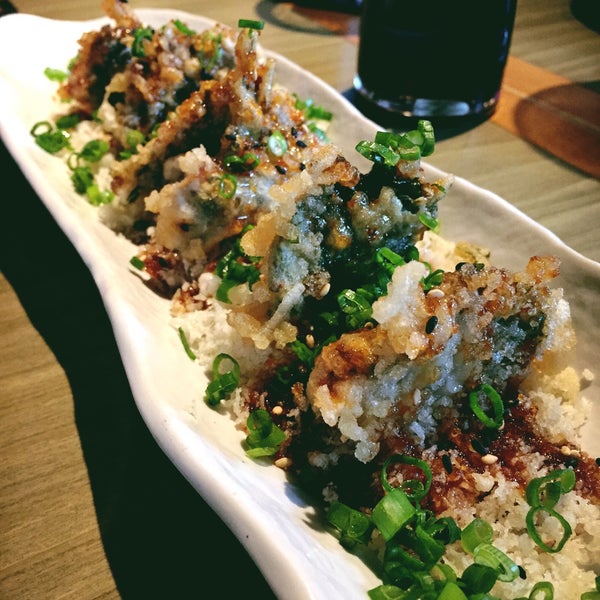รูปภาพถ่ายที่ Dragonfly Sushi &amp; Sake Co โดย Amanda เมื่อ 5/14/2015