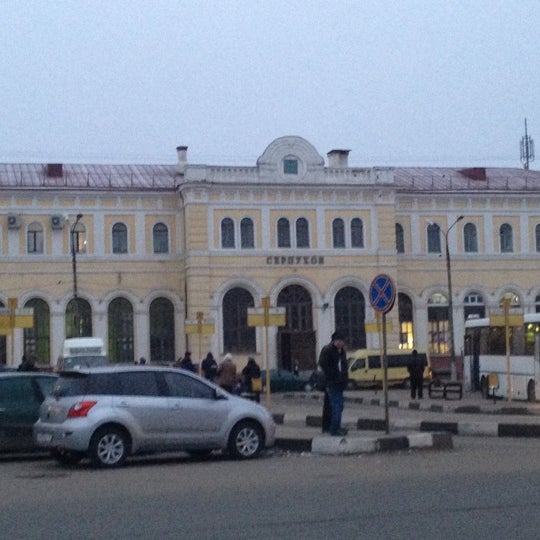 Памятник на вокзале в серпухове