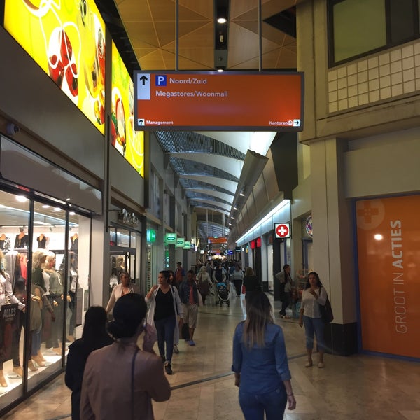 Foto tirada no(a) Alexandrium Shopping Center por Andy H. em 7/11/2016