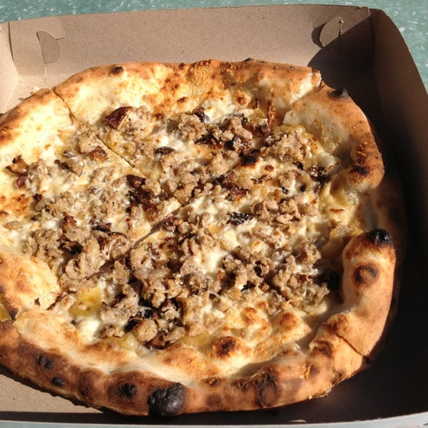 2/14/2013 tarihinde Joel G.ziyaretçi tarafından Pitruco Mobile Wood-Fired Pizza'de çekilen fotoğraf
