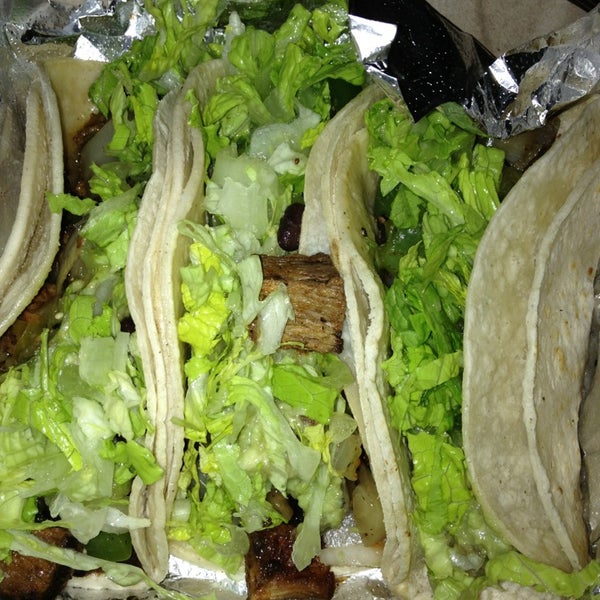 Foto tirada no(a) Aprisa Mexican Cuisine por Sarah M. em 1/25/2013