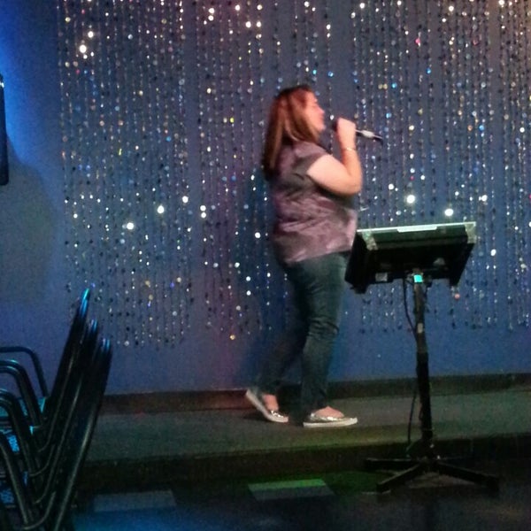 Foto tirada no(a) Kroaky&#39;s Karaoke por Evie T. em 6/21/2013