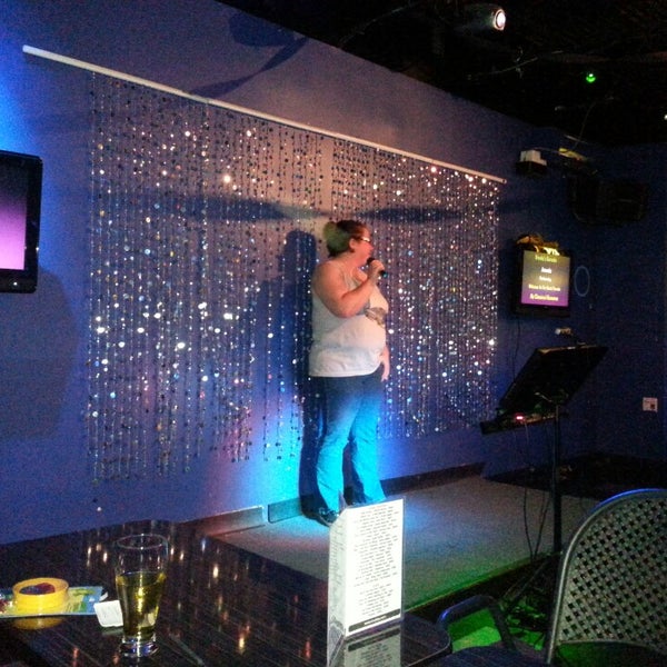 Foto tirada no(a) Kroaky&#39;s Karaoke por Evie T. em 9/13/2013