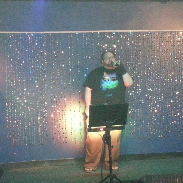 Foto tirada no(a) Kroaky&#39;s Karaoke por Evie T. em 11/8/2013