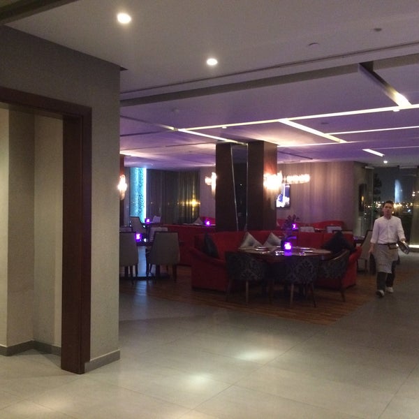 รูปภาพถ่ายที่ Avenue Restaurant &amp; Lounge โดย Ammar เมื่อ 3/9/2015