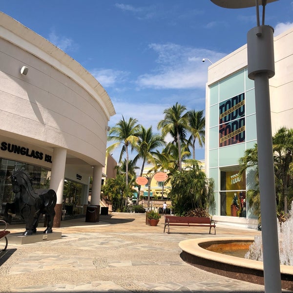 Снимок сделан в La Isla Acapulco Shopping Village пользователем Rosario R. 1/13/2019