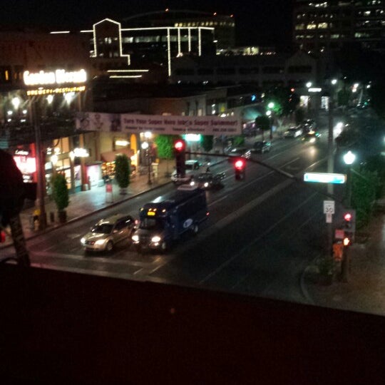 รูปภาพถ่ายที่ Rooftop Patio &amp; Lounge โดย John B. เมื่อ 6/1/2013