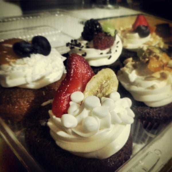 3/28/2013にAdriaana G.がSo Sweet Cupcakes &amp; Moreで撮った写真
