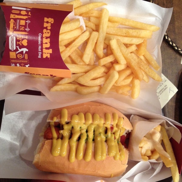 4/27/2014にPatricia P.がFrank Dogs &amp; Burgersで撮った写真