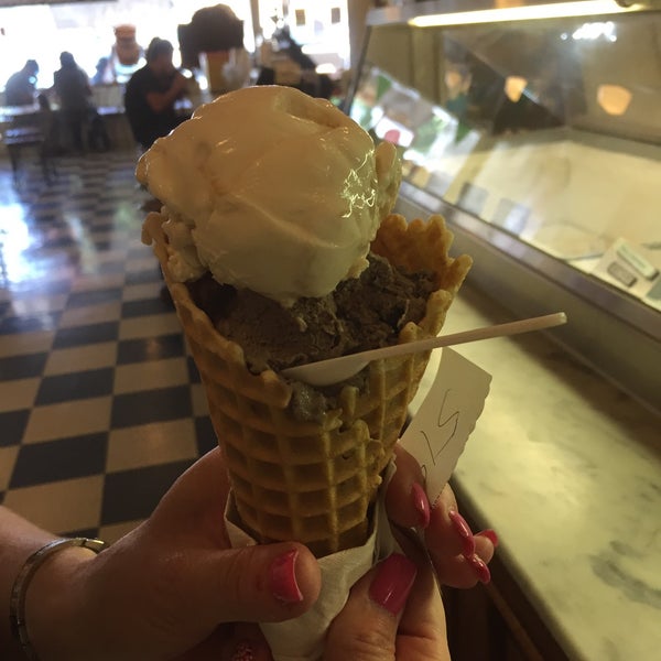 Снимок сделан в Beth Marie&#39;s Old Fashioned Ice Cream &amp; Soda Fountain пользователем Druanna :. 9/18/2015