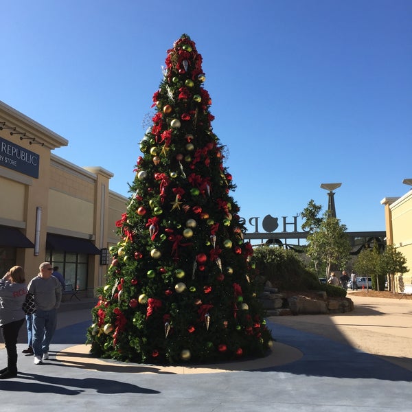 Снимок сделан в The Outlet Shops of Grand River пользователем Genie S. 12/13/2014