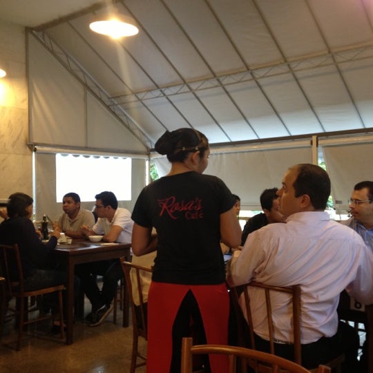 รูปภาพถ่ายที่ Rosa&#39;s Café โดย Antonio Carlos R. เมื่อ 11/26/2012