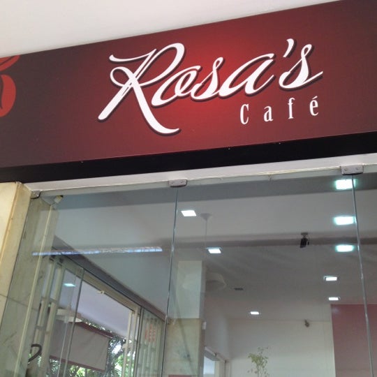 รูปภาพถ่ายที่ Rosa&#39;s Café โดย Antonio Carlos R. เมื่อ 10/30/2012