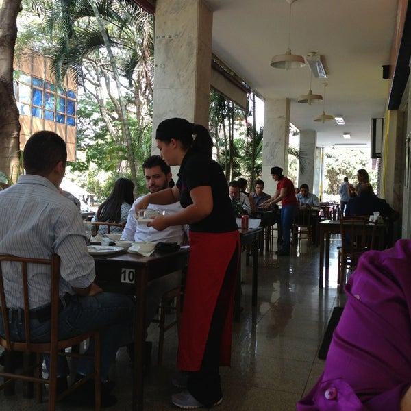 รูปภาพถ่ายที่ Rosa&#39;s Café โดย Antonio Carlos R. เมื่อ 8/14/2013