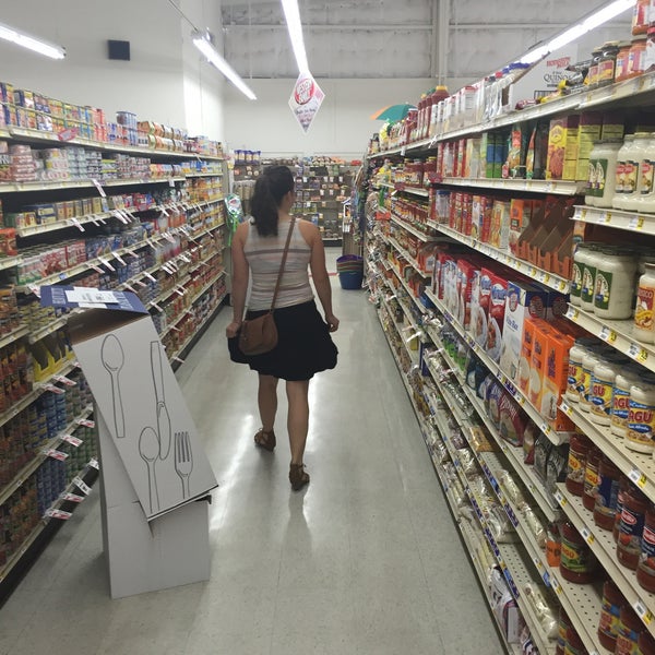 В огромном магазине продуктов. Продуктовый магазин будущего. Supermarkets always have. Стеллажи для гипермаркетов. Реклама продуктового магазина.