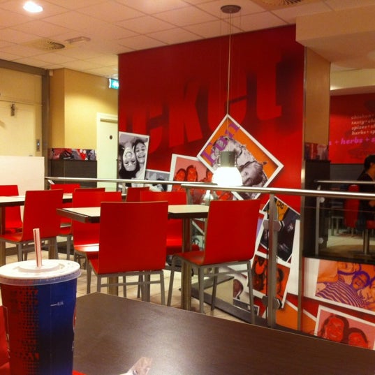 Foto tomada en KFC  por Anina B. el 11/24/2012