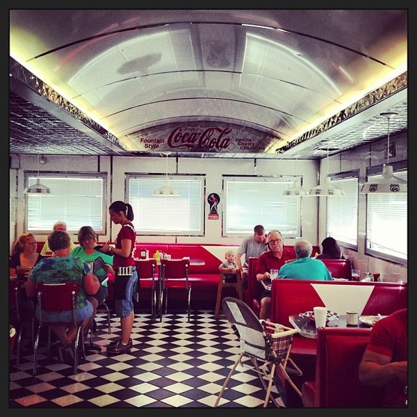 8/31/2013 tarihinde Christine N.ziyaretçi tarafından Route 66 Diner'de çekilen fotoğraf