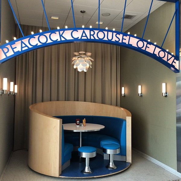 Foto tomada en The Peacock Loop Diner  por Christine N. el 9/15/2015