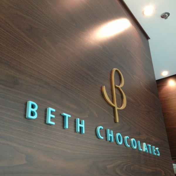 รูปภาพถ่ายที่ Beth Chocolates โดย Otávio T. เมื่อ 9/14/2013