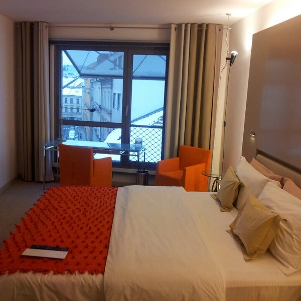 2/13/2013 tarihinde Peter Z.ziyaretçi tarafından Hotel Josef'de çekilen fotoğraf
