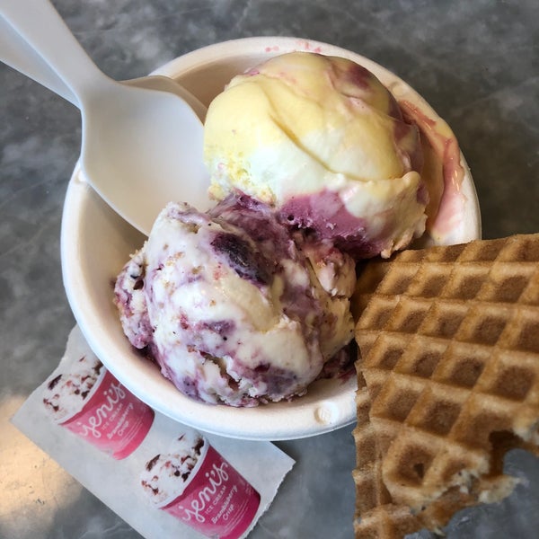 รูปภาพถ่ายที่ Jeni&#39;s Splendid Ice Creams โดย Lina L. เมื่อ 10/22/2019