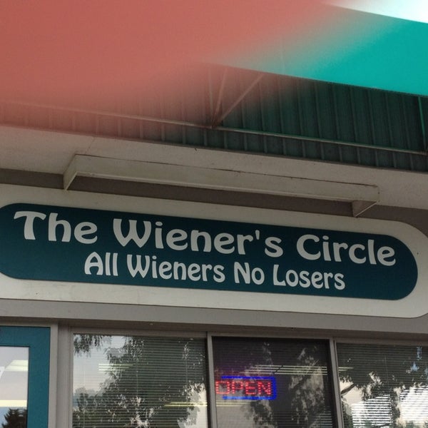 รูปภาพถ่ายที่ The Wiener&#39;s Circle โดย Christine R. เมื่อ 7/8/2013