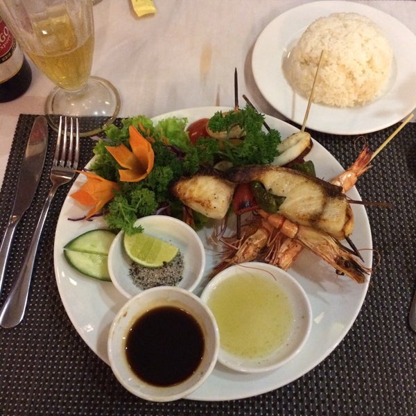 Foto diambil di Yen&#39;s Restaurant oleh Maria B. pada 12/2/2015