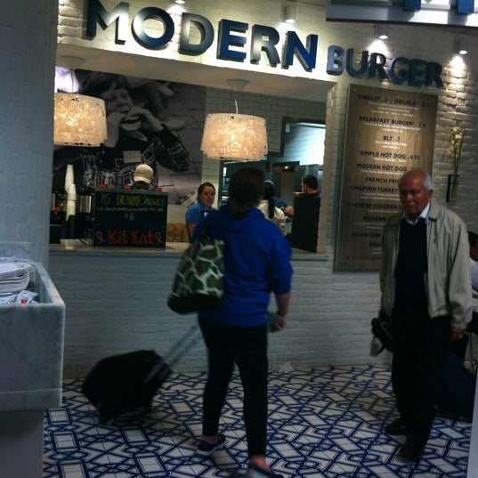 Photo prise au Modern Burger par Fatima Al Slail le10/11/2012