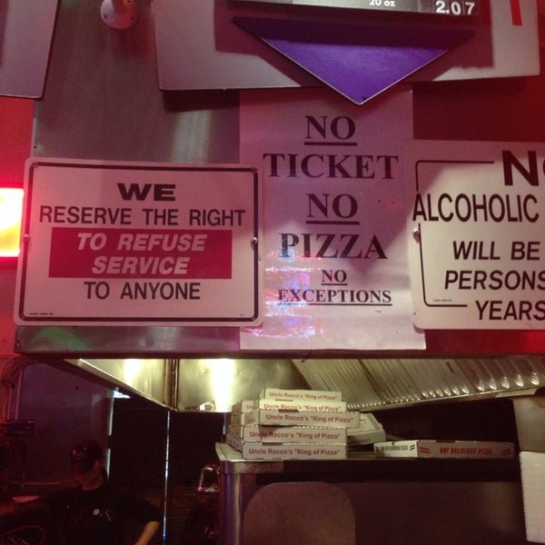 Снимок сделан в Uncle Rocco’s Famous NY Pizza пользователем Caleb H. 1/26/2014