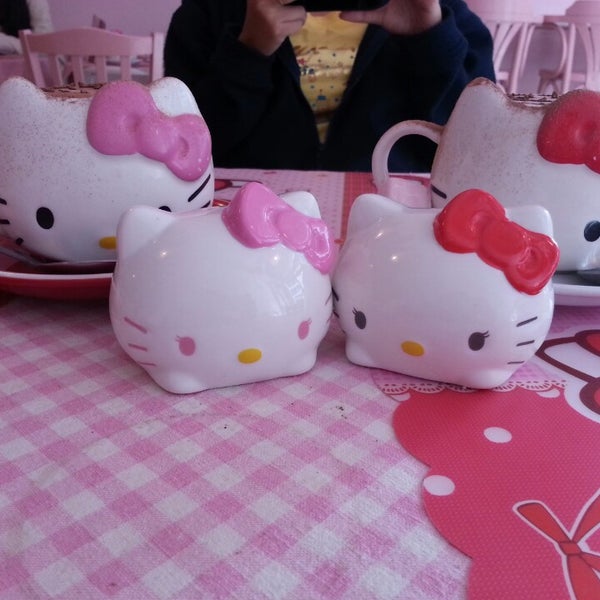 Sweet times at Hello Kitty Cafe. Thank you, @fabmeetsbrooklyn, for sharing  this supercute photo! 💖 Be sure to tag your photos with…
