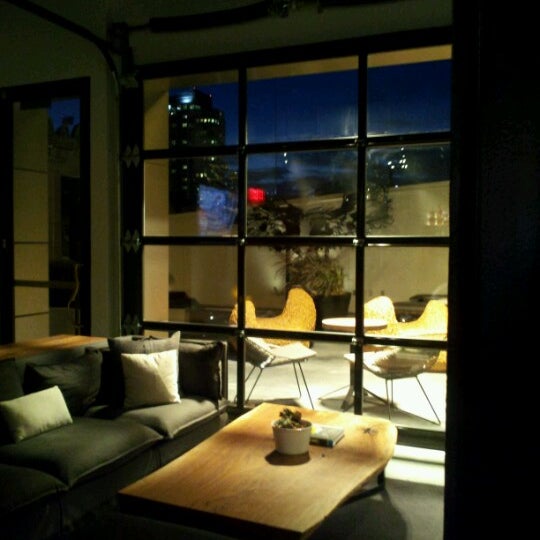 Das Foto wurde bei Stratus Rooftop Lounge von carla R. am 11/5/2012 aufgenommen