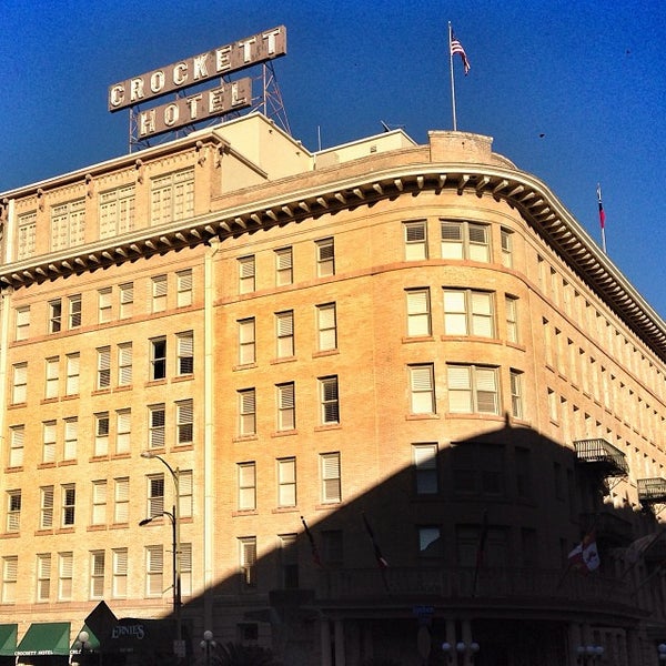Foto tirada no(a) The Historic Crockett Hotel por Gusto Del B. em 11/2/2013