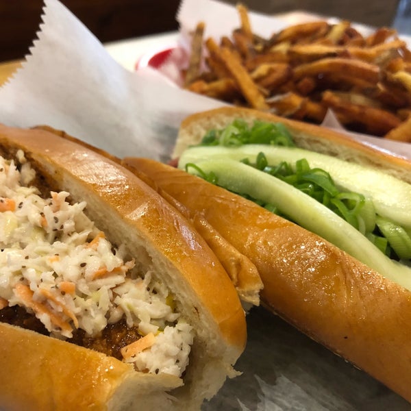 รูปภาพถ่ายที่ Haute Dogs &amp; Fries Restaurant โดย Joe S. เมื่อ 4/23/2018