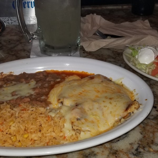 Foto tirada no(a) La Parrilla Mexican Restaurant por Cherron T. em 11/13/2018