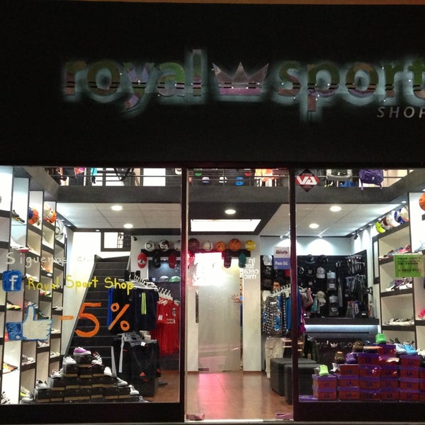 รูปภาพถ่ายที่ Royal Sport Shop โดย Alex A. เมื่อ 4/10/2013