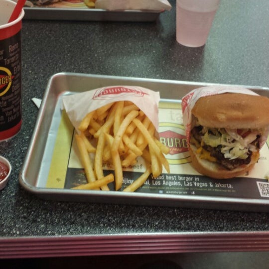 Foto scattata a Fatburger da Oh K. il 1/25/2014