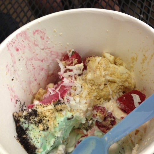 รูปภาพถ่ายที่ Aloha Yogurt โดย Amy B. เมื่อ 10/25/2012