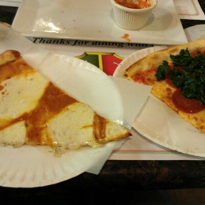 Das Foto wurde bei Lenny &amp; John&#39;s Pizza von Ibelis am 10/17/2012 aufgenommen