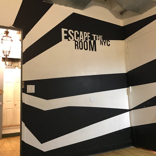 Foto tirada no(a) Escape The Room NYC por Mike L. em 9/23/2016