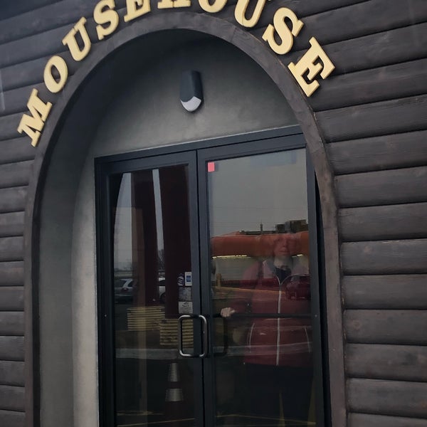 Foto tirada no(a) Mousehouse Cheesehaus por Jen S. em 3/24/2019