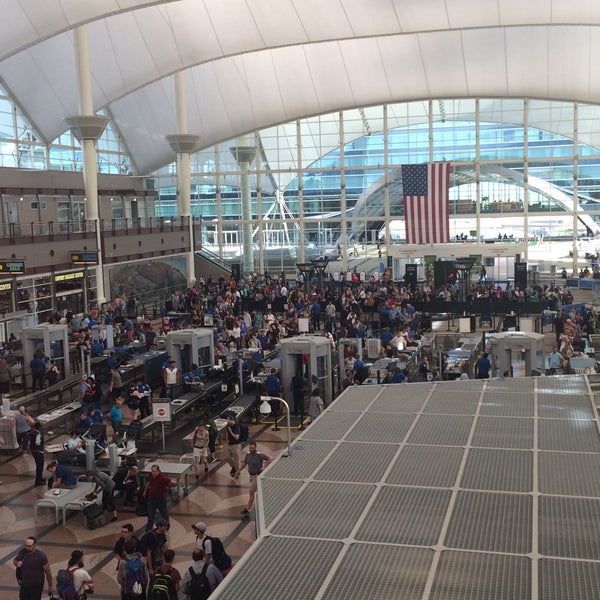 6/20/2017 tarihinde Jen S.ziyaretçi tarafından Denver Uluslararası Havalimanı (DEN)'de çekilen fotoğraf