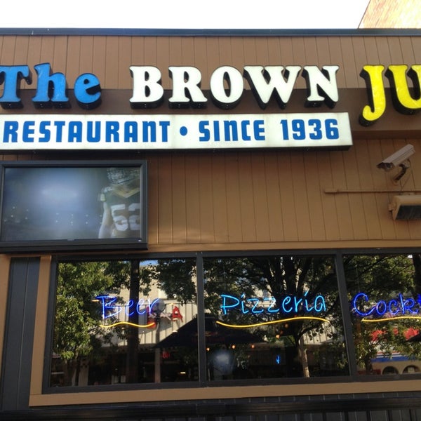 รูปภาพถ่ายที่ Brown Jug Restaurant โดย RJ C. เมื่อ 9/14/2013