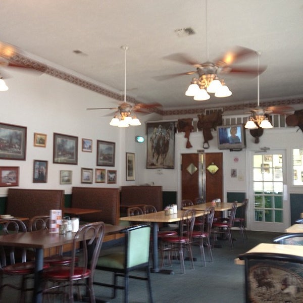 4/9/2013 tarihinde Rev. L.ziyaretçi tarafından Uncle Bucks Restaurant &amp; Bar'de çekilen fotoğraf