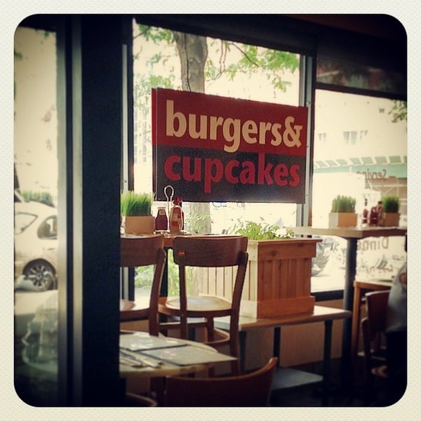 รูปภาพถ่ายที่ Burgers &amp; Cupcakes โดย Andrew B. เมื่อ 7/22/2014